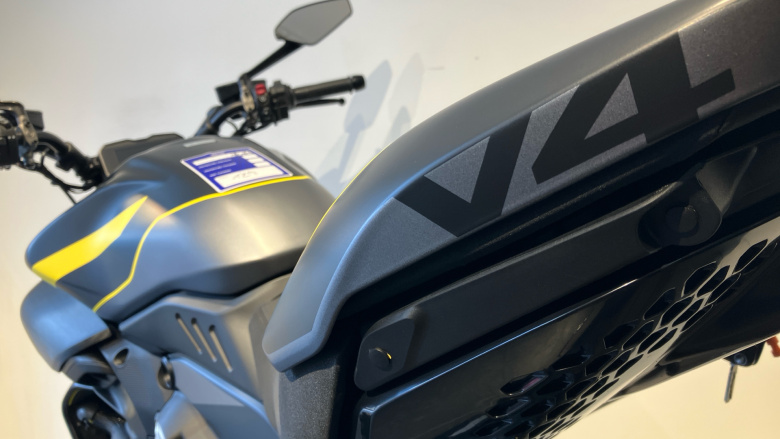 Ducati Diavel V4 - Dark Stealth Yellow (25MY)